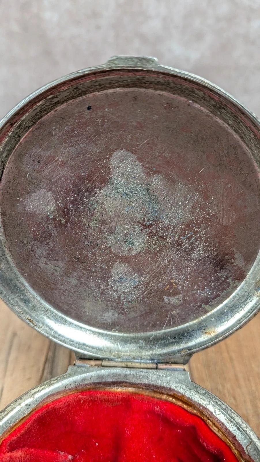 Oude ronde zilveren metalen doos - Rode fluwelen binnenkant – photo 6